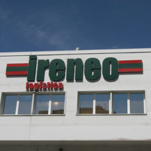 ireneo logística logotipo fachada